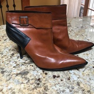 Bi-colored leather booties